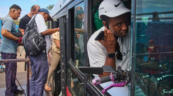 Ciclobusul, autobuzul subacvatic din Havana a devenit soluția perfectă pentru criza de combustibil din Cuba