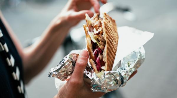 O turistă a plătit peste 1.700 de euro pentru un kebab pe o plajă din Rio de Janeiro