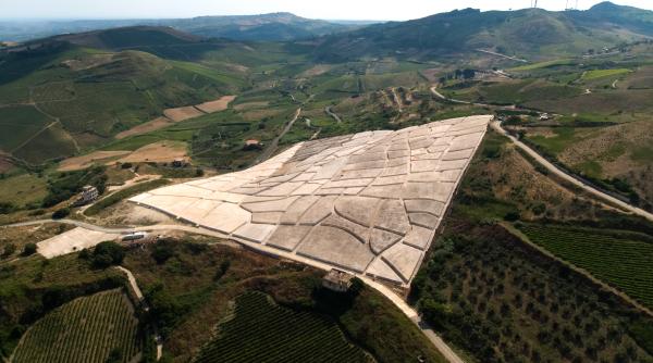 Orașul din Europa care are mai multe opere de artă decât locuitori stă sub un versant întreg acoperit cu beton. Cum arată Gibellina