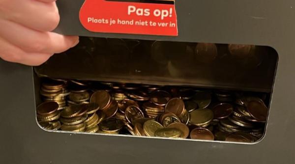 un bancomat din rotterdam a inceput brusc sa scuipe monede oamenii nu s au apropiat insa de gramada de bani