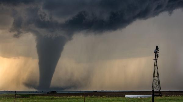 un profesor prins in mijlocul unei tornade a povestit ce a simtit cand totul in jurul lui a devenit negru ce mod groaznic de a muri
