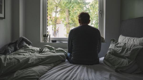 Paradoxul singurătății: afectează memoria, dar nu accelerează declinul mental