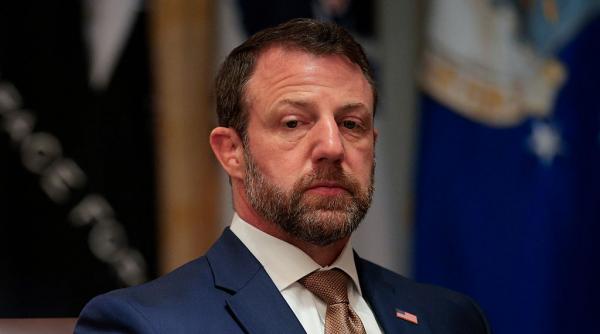 politico la mai putin de o luna de la preluarea mandatului inlocuitorul lui kristi noem se confrunta cu critici din ambele tabere