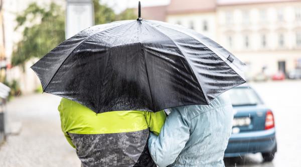 Alertă de vreme rea. ANM a emis un Cod galben de vânt, valabil în 20 de județe, și un Cod galben de ninsori la munte