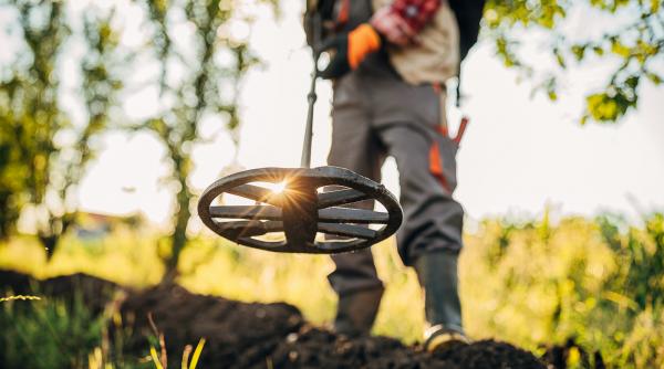 un barbat cu un detector de metale a crezut ca a gasit un nasture dar s a dovedit a fi o comoara veche de peste 2 000 de ani