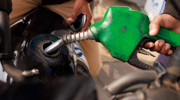 cat costa carburantii marti 21 aprilie benzina a scazut sub pragul de 8 lei pe litru iar motorina s a ieftinit si ea