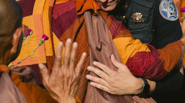 Cine sunt călugării budiști din SUA și cățelul cu milione de fani în toată lumea: Au început azi un nou Marș pentru Pace, în Sri Lanka