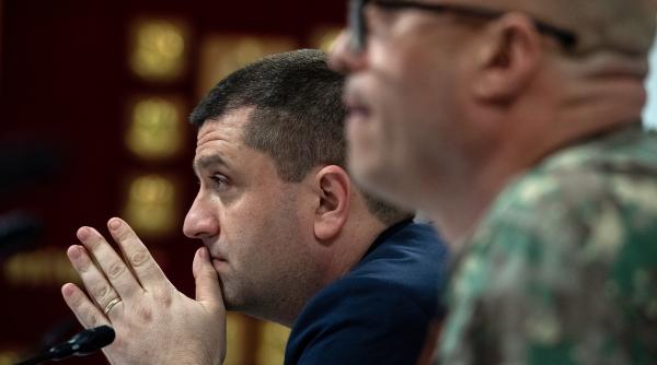 ministrul apararii in halele in care trebuia sa se faca productie pentru armata ploua si cresc copaci