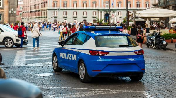 Panică într-un centru comercial din Roma. Cinci hoţi cu târnăcoape au jefuit un magazin de bijuterii 