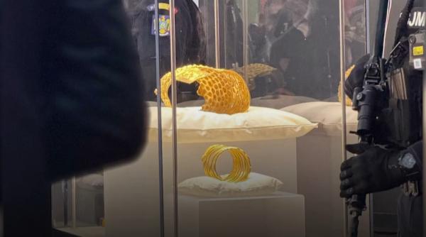 primele imagini cu tezaurul adus din olanda coiful de la cotofenesti si bratarile dacice au ajuns la muzeul national de istorie