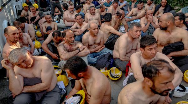 protest la bustul gol in ankara 110 mineri care isi cereau salariile au fost arestati in fata ministeruui energiei