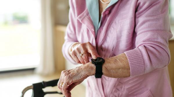 serviciul de monitorizare a sanatatii cu bratara cu buton de alerta a devenit gratuit in sectorul 1