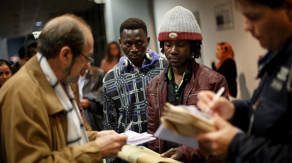 spania exceptia din europa jumatate de milion de migranti fara acte vor avea statut legal cozi uriase la primarii pentru cereri