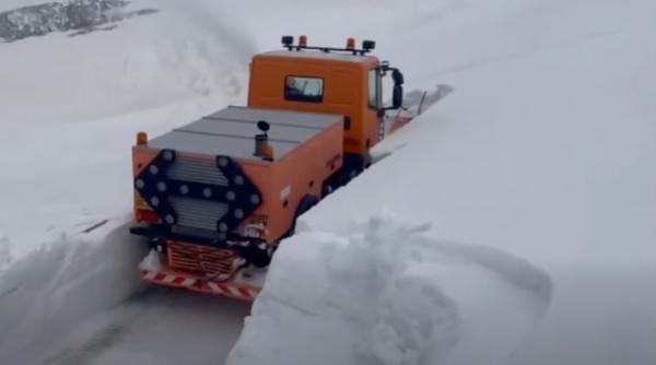 Strat de zăpadă uriaș, înalt cât utilajul de deszăpezire, pe Transalpina. Imagini surprinse azi arată cât a nins în toiul primăverii