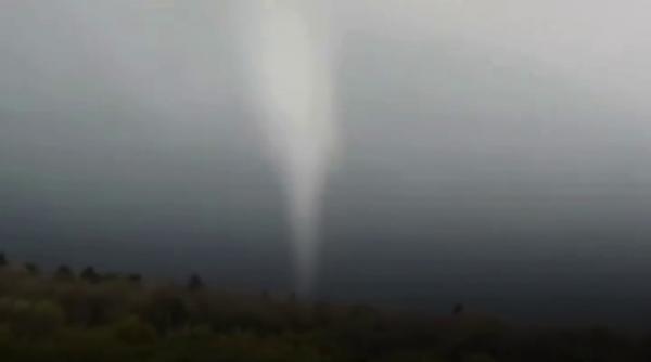 tornada filmata deasupra unei paduri din mures meterologii spun ca e un fenomen atipic care da semnalul pentru ce urmeaza