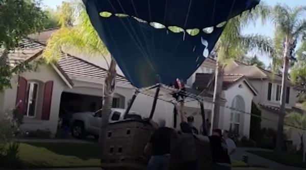 un balon cu aer cald a aterizat de urgenta in curtea unei case