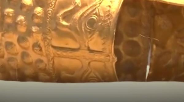 coiful dacic de la cotofenesti si cele doua bratari dacice expuse la muzeu