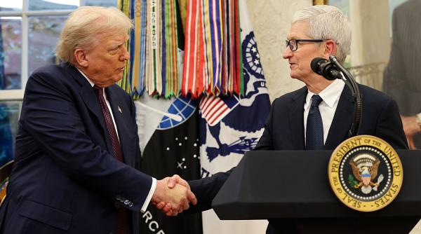donald trump dezvaluiri despre tim cook am fost foarte impresionat de mine insumi cand m a sunat seful apple sa ma pupe in fund