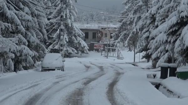 drumul catre statiunea harghita bai e blocat de zapada contractele de deszapezire au expirat navetistii s au intors acasa pe jos