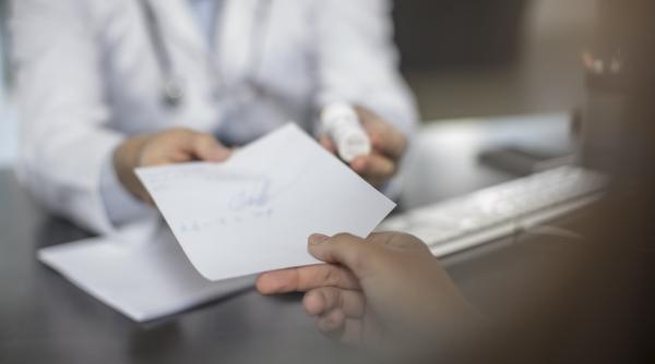 romanii care scapa de neplata primei zile de concediu medical proiectul de lege cu exceptiile adoptat de camera deputatilor