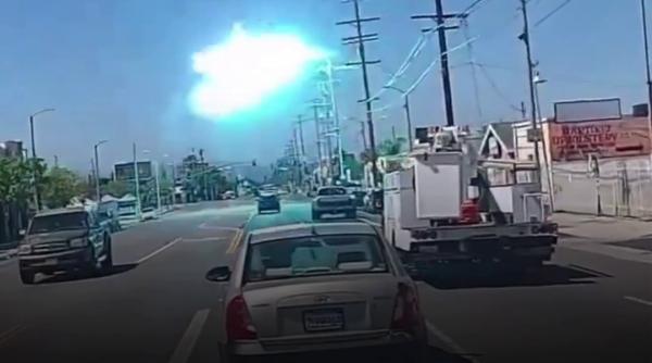 un avion de mici dimensiuni a lovit liniile electrice apoi s a prabusit intr o parcare