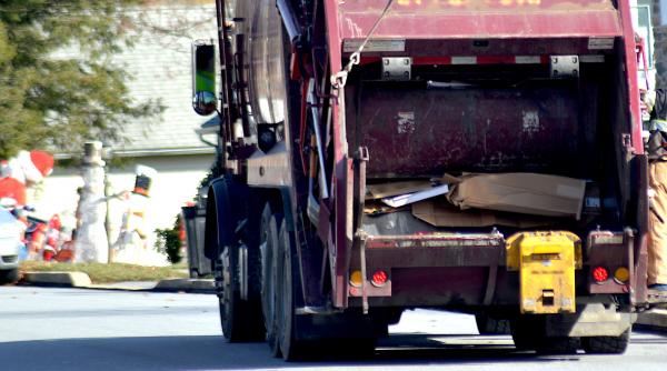 un barbat a aruncat din greseala 7 000 de euro la ghena si i a recuperat dupa 2 zile din masina de gunoi