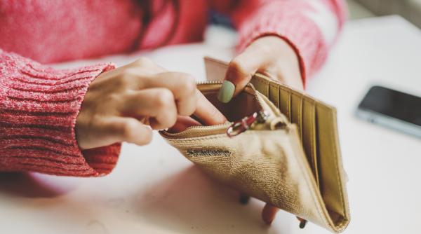 banca ar trebui sa creasca dobanzile nu sa le reduca pentru a tine sub control inflatia avertizeaza un economist de top