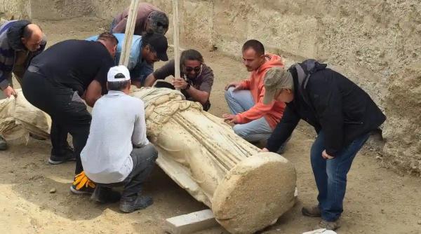 descoperire arheologica neasteptata o statuie de doi metri a zeitei atena din marmura a fost gasita intr un oras antic din turcia
