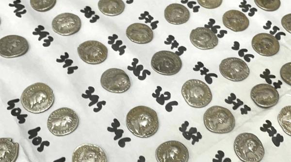 imagini cu tezaurul impresionant care a fost gasit intamplator intr o padure din botosani bratari dacice inele si monede imperiale