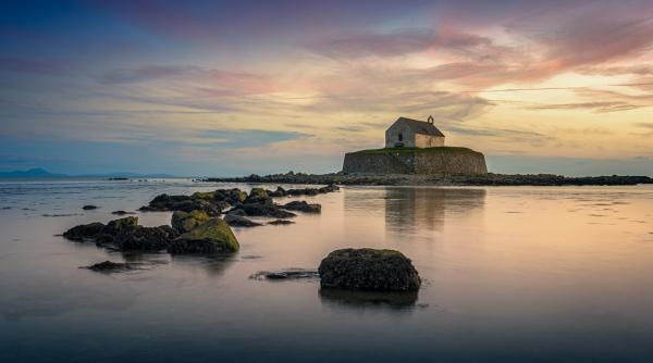 insula unde nuntile se fac contra cronometru iar drumul de acces apare si dispare cum arata si unde este mica biserica din mare