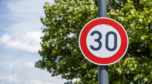 Limită de 30 km/h în orașele europene: Care e impactul real asupra deceselor și ce se întâmplă, de fapt, cu timpul petrecut în trafic