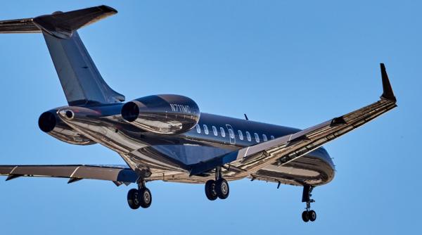 "Mențineți avioanele la sol”. Europarlamentarii cer suspendarea zborurilor private în UE pentru a se economisi combustibil