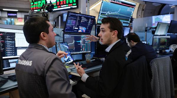 paradoxul bursei wall street stabileste noi recorduri desi razboiul din iran este inca in desfasurare de ce se intampla asta