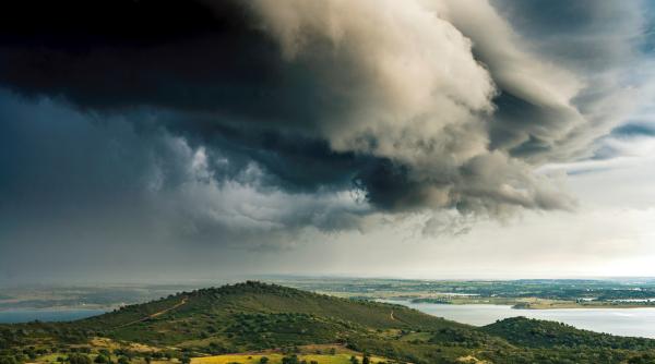 un jet polar coboara spre romania si vom fi in zona de contact dintre un ciclon si un anticiclon anunta anm vremea se raceste din nou