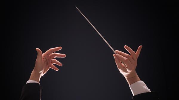 video in timpul unui concert un dirijor a lovit din greseala o violinista iar instrumentul de 1 milion de euro i a zburat pe jos