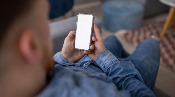 Bărbat din Vâlcea păcălit cu 13.000 € de iubita de pe internet care era, de fapt, tot bărbat. A folosit identitatea soției pentru asta