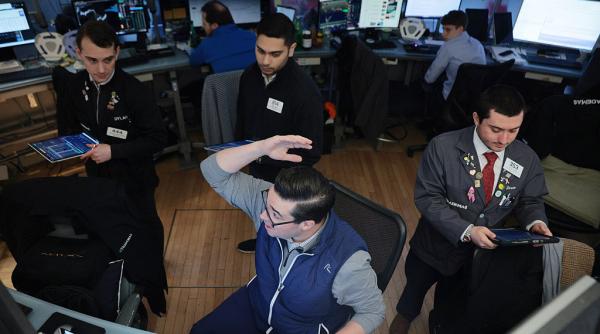 ceva neobisnuit se intampla pe wall street indicatorul de panica a crescut desi actiunile au crescut si ele iar asta e bizar