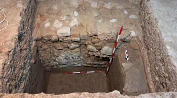 descoperire arheologica rara in centrul unui oras din romania au fost gasite 2 biserici stravechi dupa o legenda cu mircea cel batran