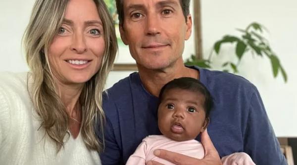 femeia care a nascut un copil de culoare dupa fertilizarea in vitro a aflat cine sunt de fapt adevaratii parinti ai bebelusului