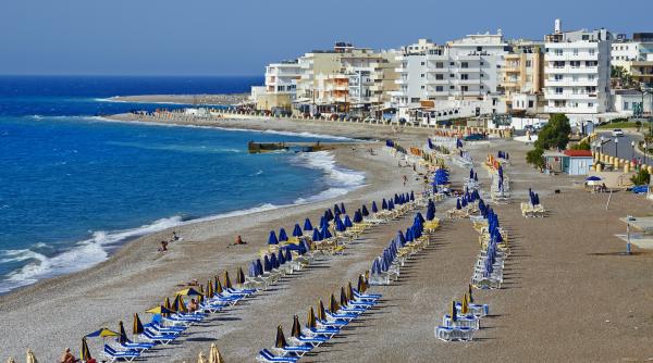 grecia scoate sezlongurile de pe sute de plaje ce se schimba pentru turisti in 2026