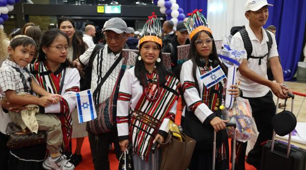 intoarcerea triburilor pierdute ale lui israel sute de indieni care se considera descendenti biblici au sosit la tel aviv