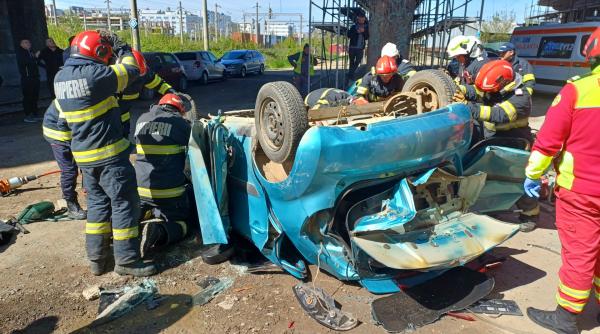 o masina a cazut de pe o pasarela din iasi dupa ce s a ciocnit cu un tir o victima e in stop cardio respirator