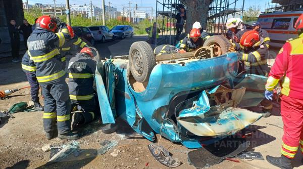 o masina a cazut de pe o pasarela din iasi dupa ce s a ciocnit cu un tir o victima e in stop cardio respirator