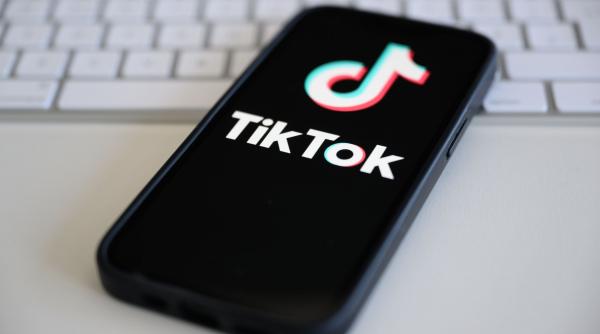 tiktok si visa lanseaza un card de debit pentru creatorii de continut cum functioneaza si ce probleme rezolva