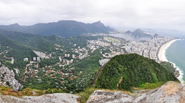 VIDEO 200 de turişti au rămas blocaţi pe un munte în Brazilia din cauza unei operaţiuni de amploare a poliţiei