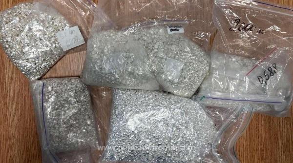 15 kilograme de argint, în valoare de 155.000 lei, descoperite, la graniţă, în microbuzul unui ucrainean care voia să intre în România