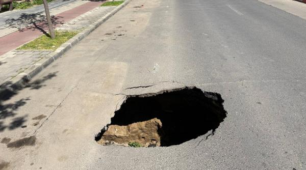 asfaltul s a surpat pe bulevardul unirii din slobozia primarul cauza cea mai probabila este o defectiune la sistemul de canalizare