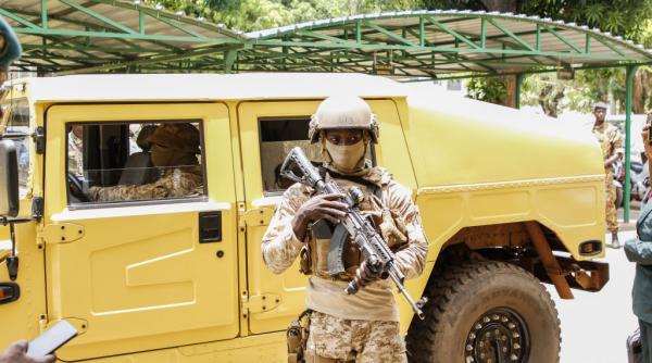 Explozii și împușcături în capitala Mali. Atacuri coordonate ale unor grupări armate ar avea loc în toată țara