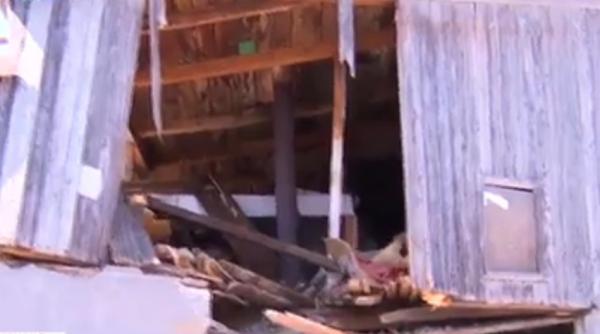 Primele imagini cu casa distrusă de dronă. Proprietarii sunt şi acum speriaţi şi plâng: "A fost crunt. Bine că nu era copilul în casă"