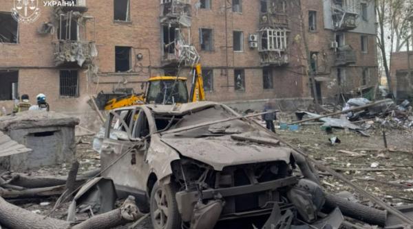 rusii au atacat dnipro cu drone si rachete timp de zece ore doi morti 21 de raniti sunt oameni inca prinsi sub daramaturi